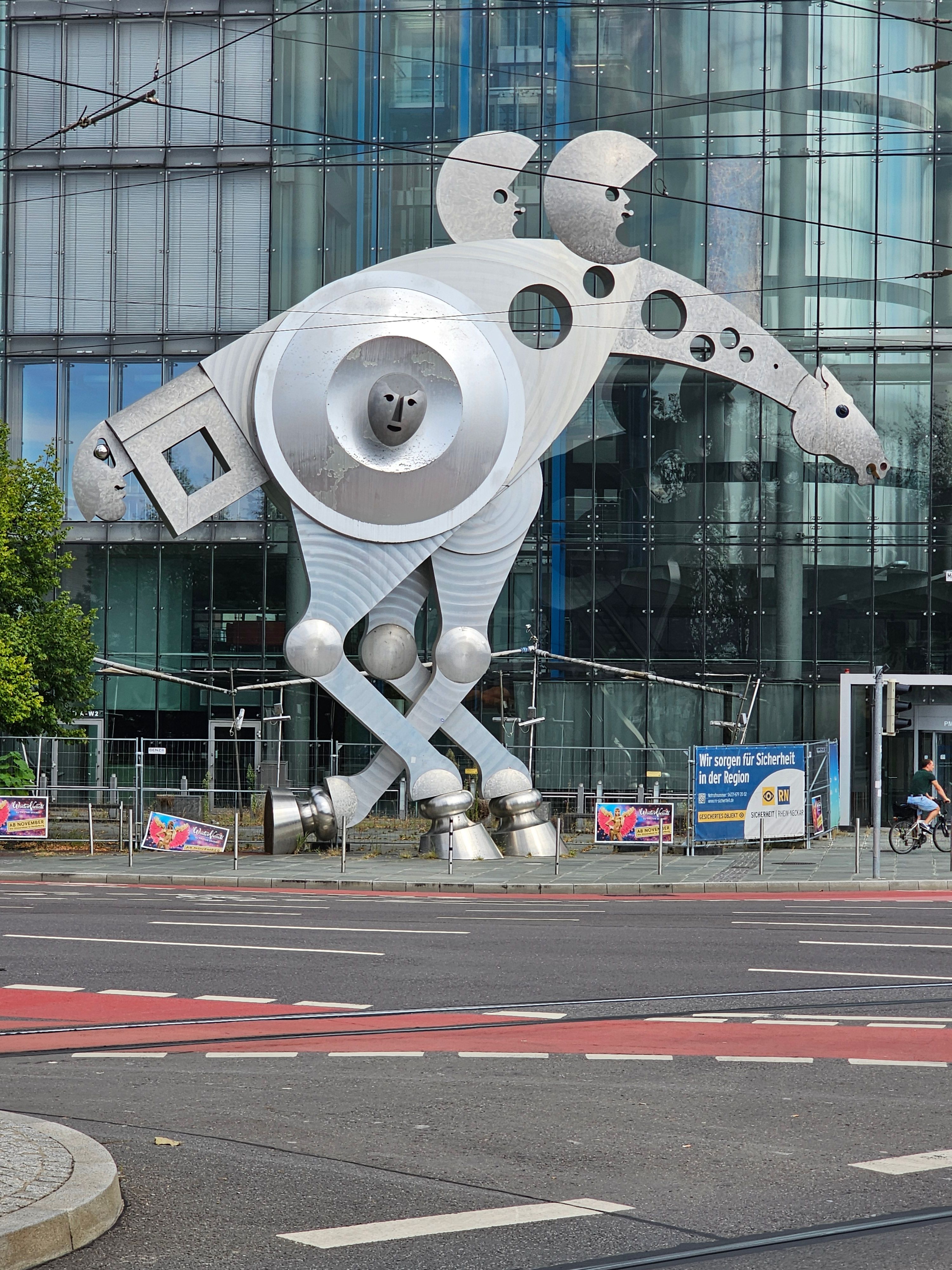  "S-printing horse"  väger 90 ton