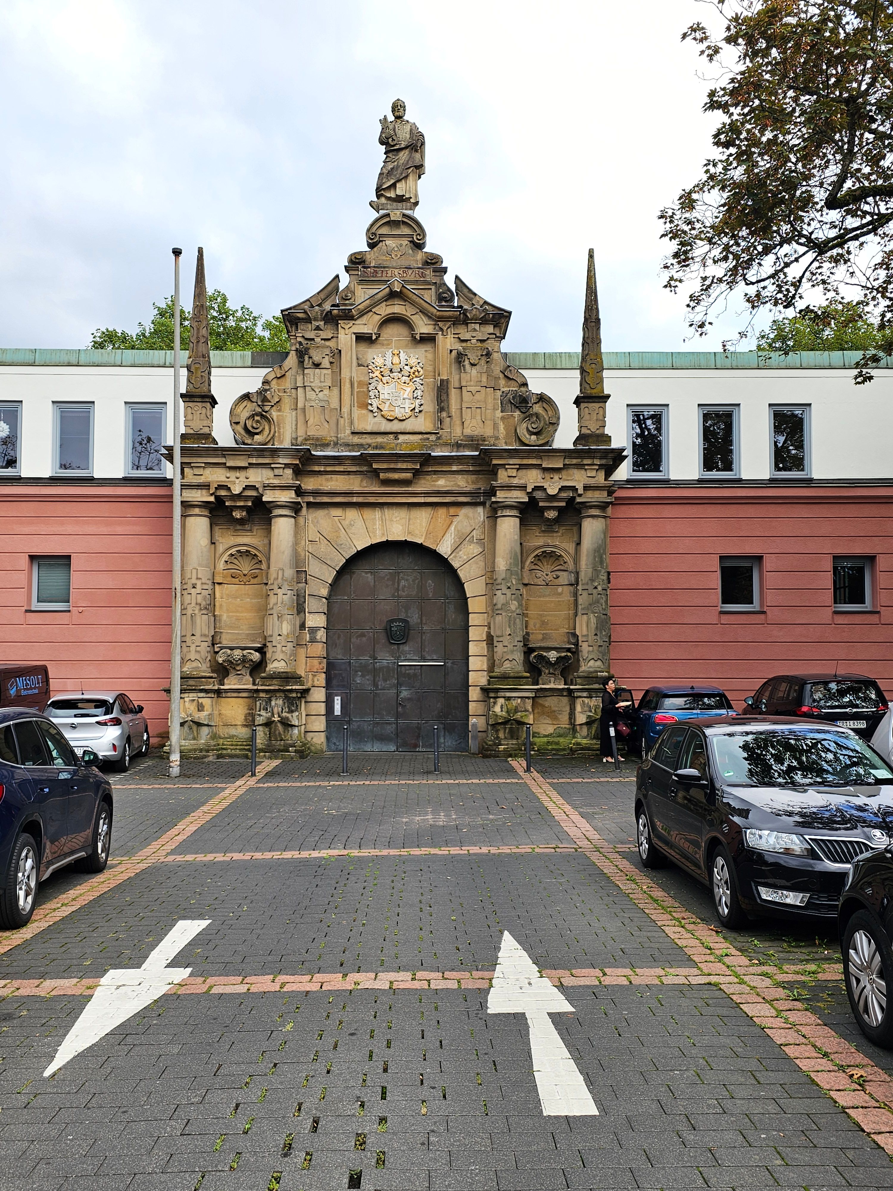Nära Basilikan ligger S.t Petersburgportalen