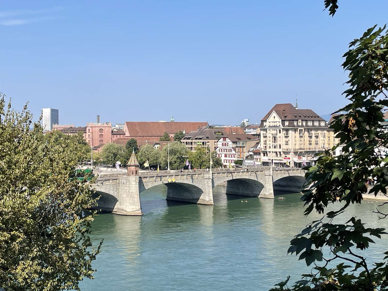Vy över Rhen och Basel.