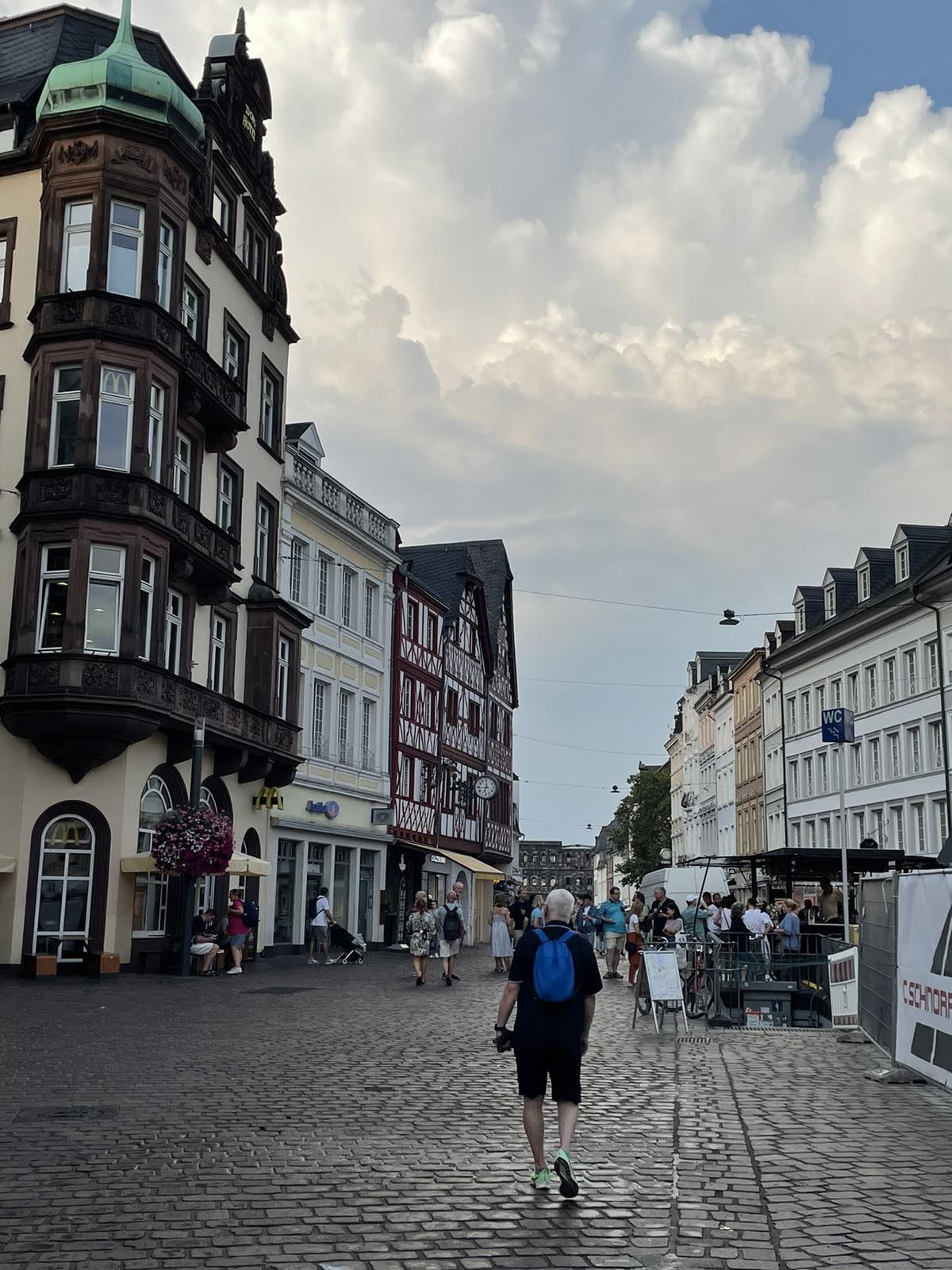 Vidare längs en av gågatorna