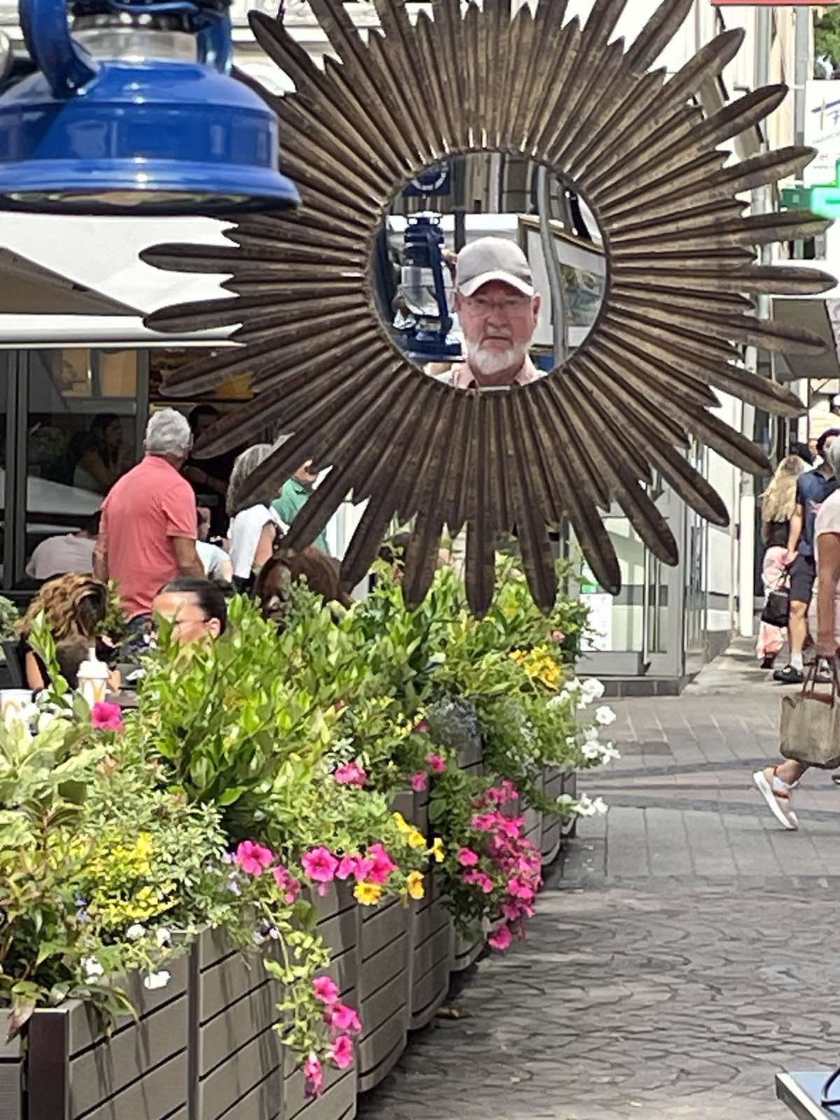 Speglar fanns det också