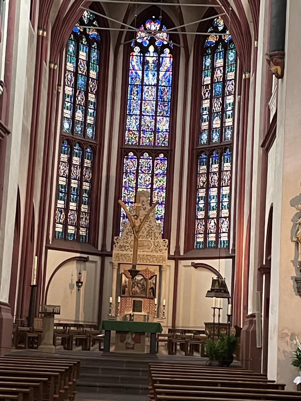 Altare och fönster i Liebfraukirche